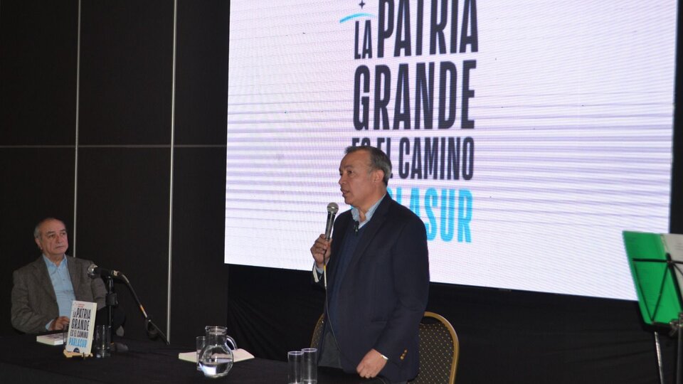 Alejandro Karlen presenta propuestas en feria del libro y expresa sus ambiciones para gobernar Corrientes