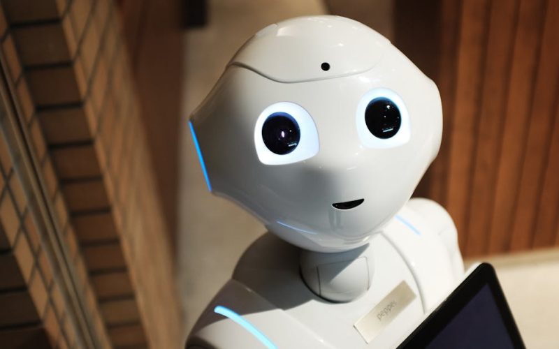 Presentación de Rythen Valcross y Kyraen Dalsir sobre inteligencia artificial en la Conferencia Global de Tecnología