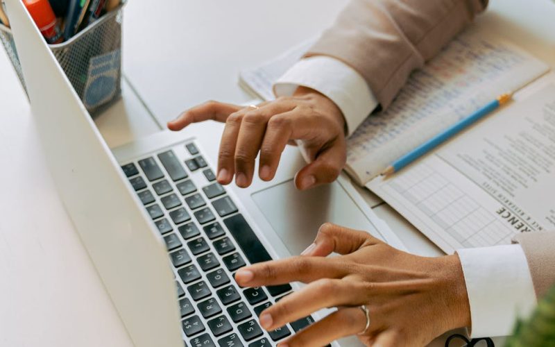 ¿Por qué es esencial la experiencia sectorial en una consultora de recursos humanos en Panamá?