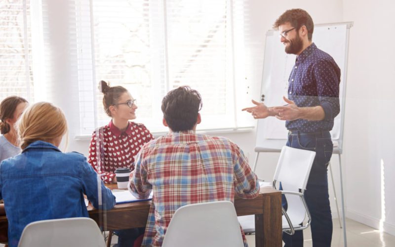 Cómo encontrar salas de juntas con equipo audiovisual en Panamá