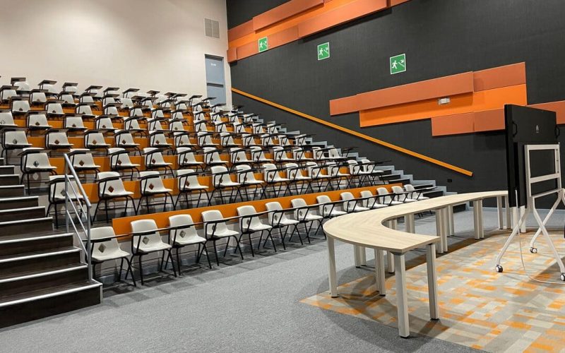 ¿Por qué alquilar una sala de eventos? 7 beneficios para empresas y organizaciones