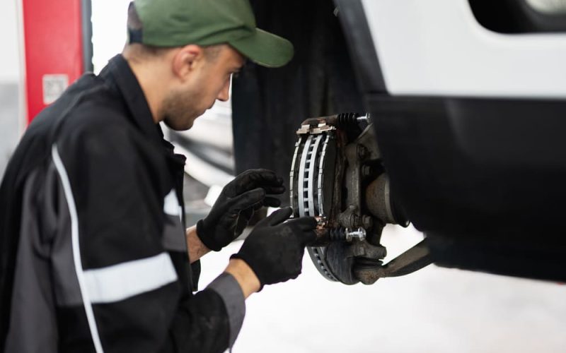 Revisión preventiva: frenos y llantas antes de salir a carretera